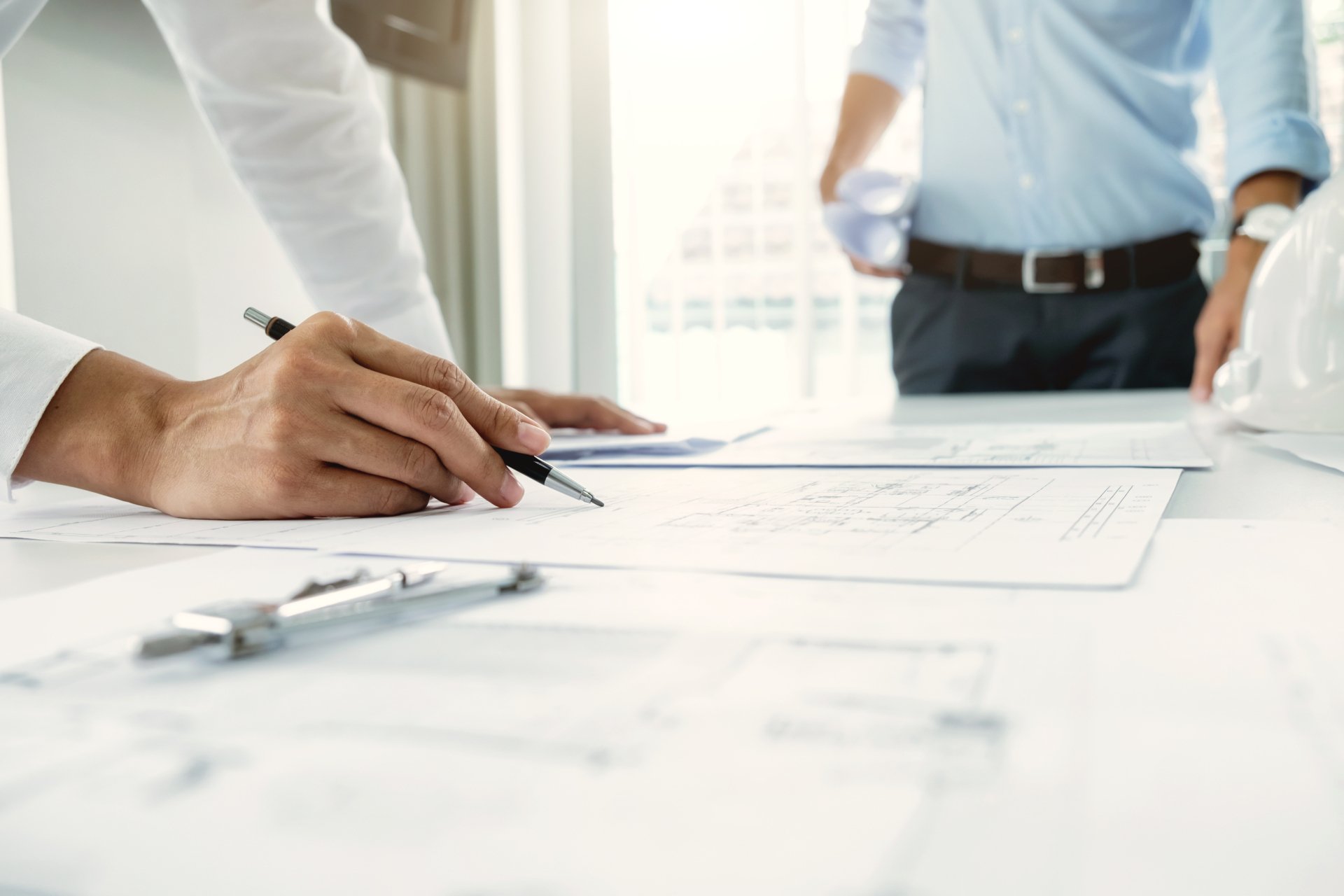 engineer-meeting-for-architectural-project-working-with-partner